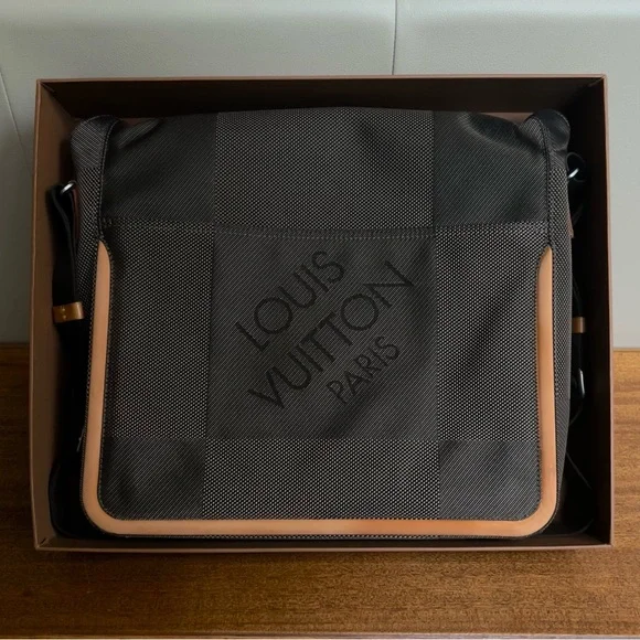 CHRISTMAS SPECIAL LOUIS VUITTON Damier Geant Gray Messenger Computer Laptop Bag - Picture 2 of 16
